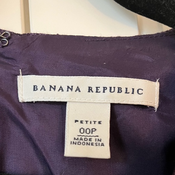 BANANA REPUBLIC PLEATED PURPLE DRESS WITH TEXTURED PATTERN - LIKE NEW - Picture 3 of 5